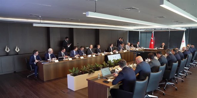 Yeni Çevre Bakanı Özhaseki, bakanlık bürokratlarından brifing aldı