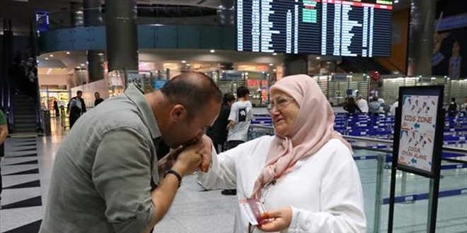 zmir'de ilk hac kafilesi kutsal topraklara uurland