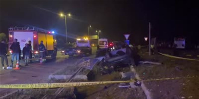 Zonguldak'ta yolcu otobüsü ile otomobilin çarpıştığı kazada 2 kişi öldü, 2 kişi yaralandı