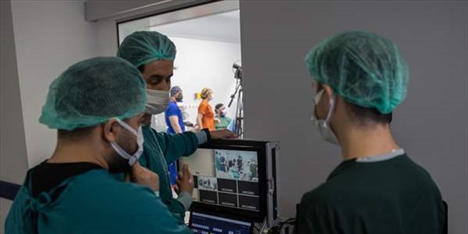 Türk doktorların Ankara'daki göz ameliyatı İtalya'da canlı izlendi