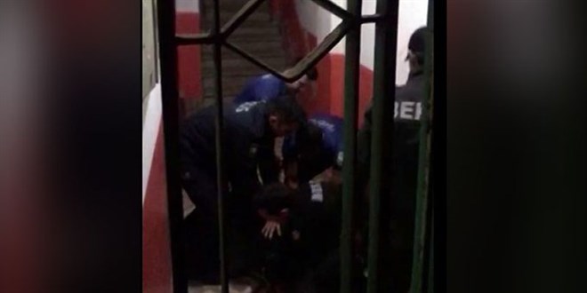 Elindeki satırla polise direndi, havaya ateş açılarak etkisiz hale getirildi