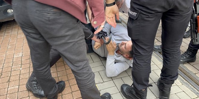 Eylemci zannedilerek gözaltına alındı, serbest bırakılınca polislere sarıldı