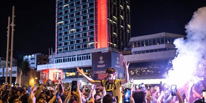 Manchester City'nin Şampiyonlar Ligi şampiyonluğu, Taksim'de kutlandı