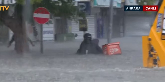 Ankara'da şiddetli yağış: Caddeler göle döndü, araçlar sürüklendi