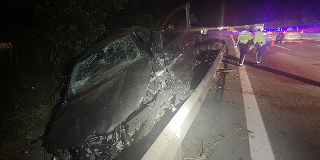 Kaza yaptığı için otomobilinden inen sürücü, araç çarpması sonucu öldü