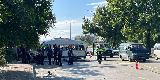İşçi servisi ile otomobilin çarpıştığı kazada ölü sayısı 2'ye yükseldi