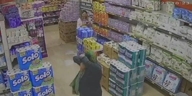 Markette sevdiği şarkıyı duyan kadın kendini tutamadı
