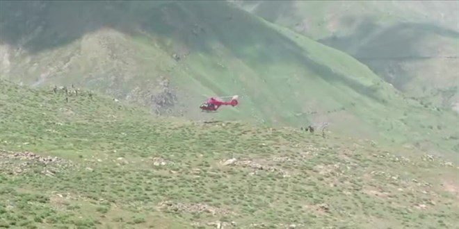 Van'da ayağı kırılan kişi, ambulans helikopterle hastaneye ulaştırıldı