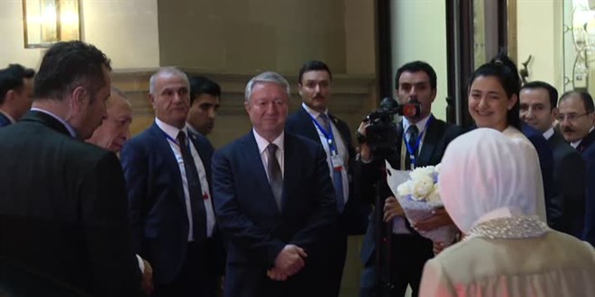 Cumhurbakan Erdoan, Azerbaycan'da onuruna verilen yemee katld