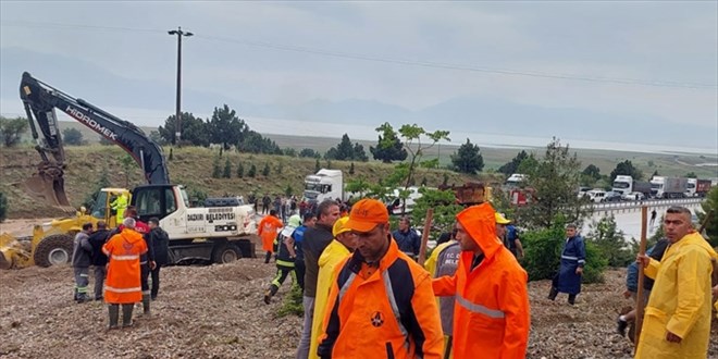 Afyonkarahisar'da heyelanda iki araç toprak altında kaldı, 1 kişi öldü, 1 kişi yaralandı
