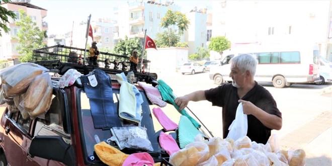 Tuncer öğretmen 20 yıldır 200 ekmek dağıtmadan derse girmiyor