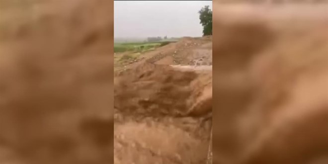 Kırıkkale'de sağanak nedeniyle dereler taştı bazı yollarda göçük oluştu