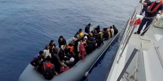 Yunanistan aklarnda alabora olan teknenin ambarnda 100 ocuk olduu iddia edildi