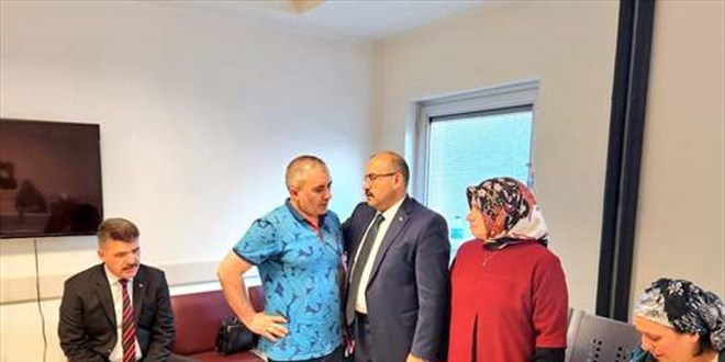 Trabzon Valisi Ustaolu, yorgun mermi isabet eden ocuun ailesini ziyaret etti