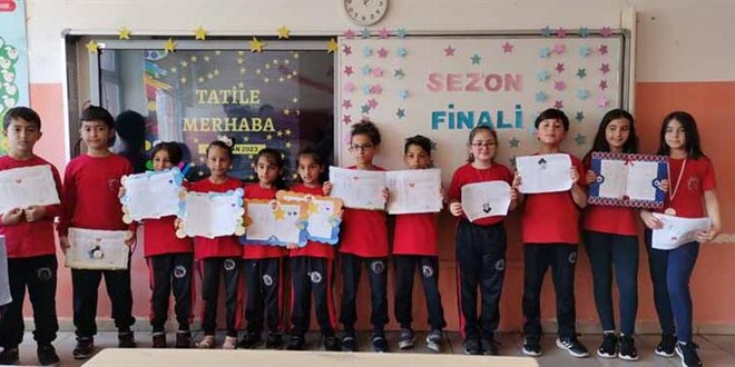 Aynı okulda öğrenim gören 11 ikiz, karnelerini aldı