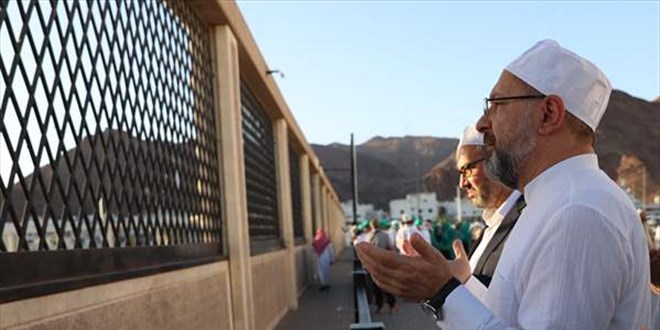 Diyanet İşleri Başkanı Erbaş, Medine'de Türk Hac İşleri Ofisi'ni ziyaret etti