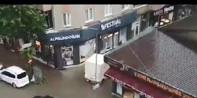 Bursa'yı sağanak vurdu: Yollar göle döndü, evleri su bastı