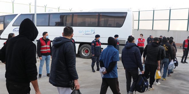 Son bir haftada 2 bin 253 düzensiz göçmen sınır dışı edildi