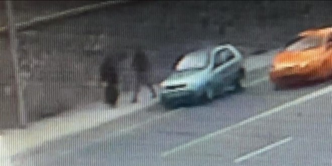 İstanbul'da barışma teklifi kavgası kamerada: Dövdüğü kadın aracı taşladı