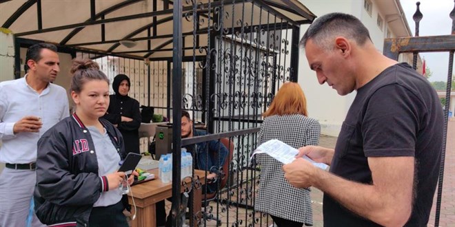 Kimlik yerine ehliyetle sınava gelince içeri giremedi