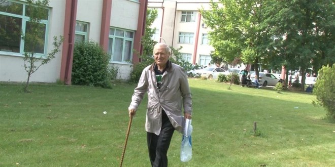 Elinde bastonuyla üniversite sınavına girdi