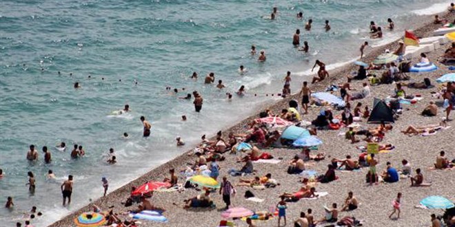Antalya'da sahil doldu; YKS'den kp denize gittiler
