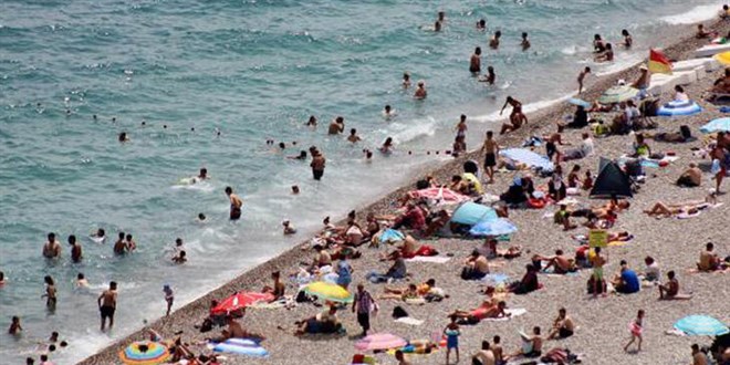 Antalya'da sahil doldu; YKS'den çıkıp denize gittiler
