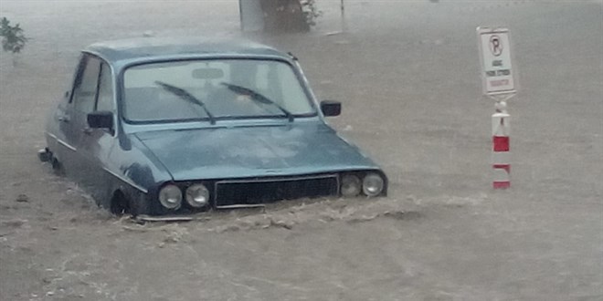 Manisa'da sağanak hayatı olumsuz etkiledi