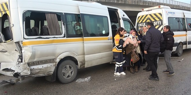 KGM işçilerini taşıyan servis aracı kaza yaptı: 3 yaralı