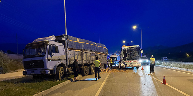 Yolcu otobüsü ile tuğla yüklü kamyon çarpıştı: 1 ölü, 9 yaraladı