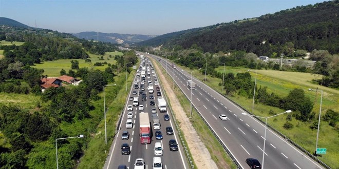 Bayram trafiği çilesi başladı: Sürücüler birbirlerine saldırdı