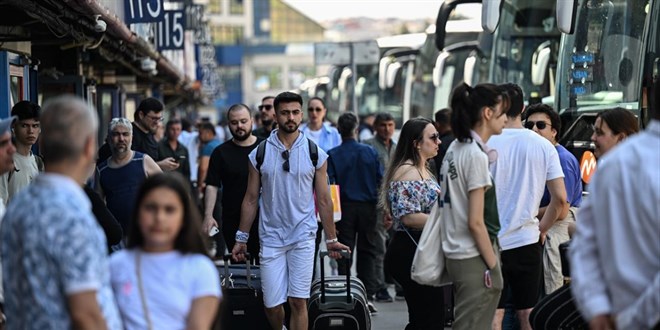Otogarda bayram yoğunluğu: Bilet bulmak çok zor