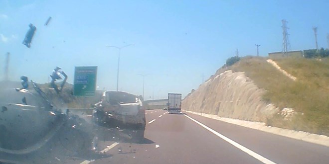 Makas atan sürücü trafikte tehlike saçtı: 4 yaralı