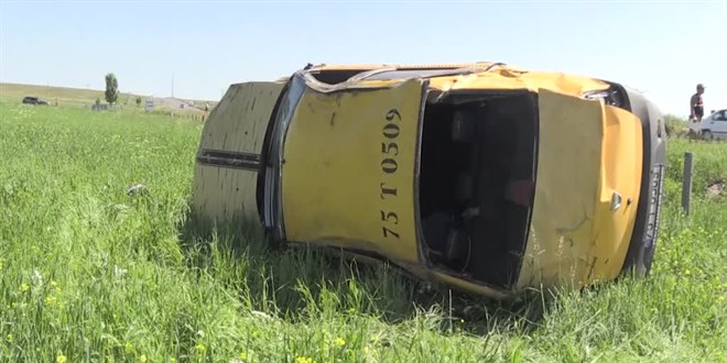 Kars'ta lastii patlayan taksi devrildi, 1 kii ld, 2 kii yaraland