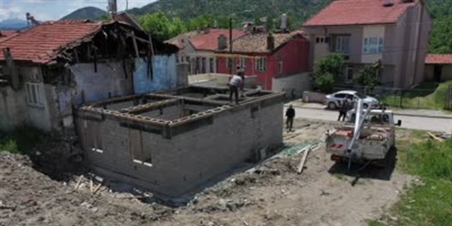 Isparta'daki yangnda evini kaybeden  ocuk annesi yeni evine kavuacak