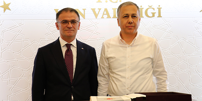Bakan Yerlikaya: Bayram tatili nedeniyle yollarda büyük bir trafik var