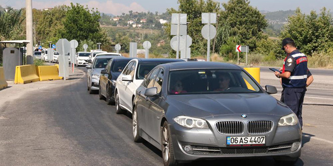 Bayramda nüfusun ikiye katlanması beklenen Antalya'ya tatilci akını