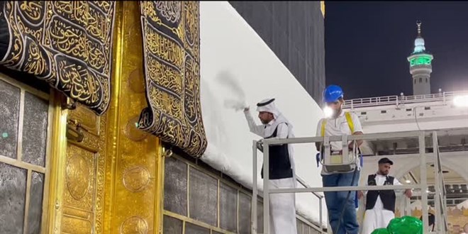 Kabe'nin örtüsü temizlendi
