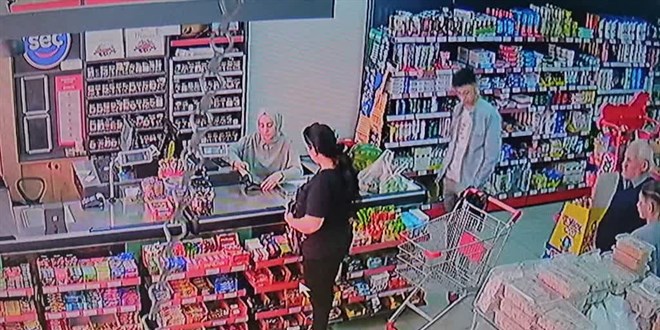 Alışveriş arabasında 350 bin lira unuttu