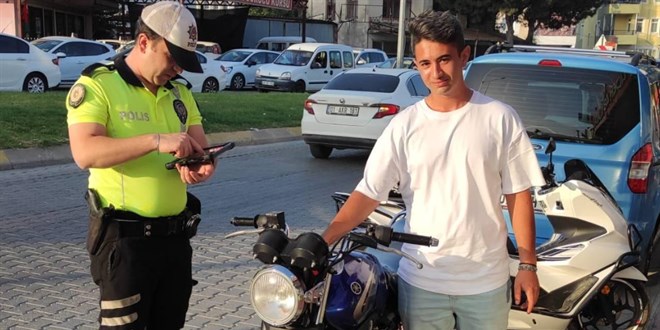 Motosiklette yatar halde seyreden sürücüye 7 bin 558 lira ceza