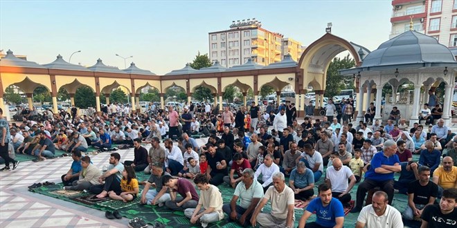 Deprem bölgesindeki illerde bayram namazı kılındı