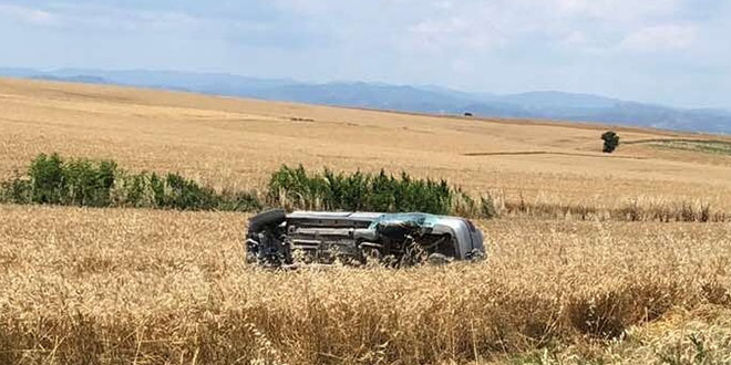 Tarlaya devrilen otomobildeki 2 kişi hayatını kaybetti