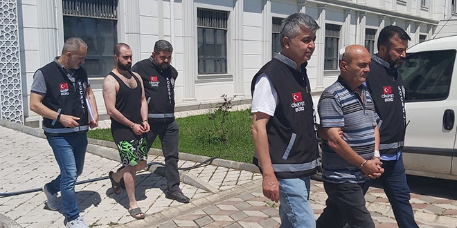 Tartıştıkları komşularını baltayla ağır yaralayan baba ve oğul tutuklandı