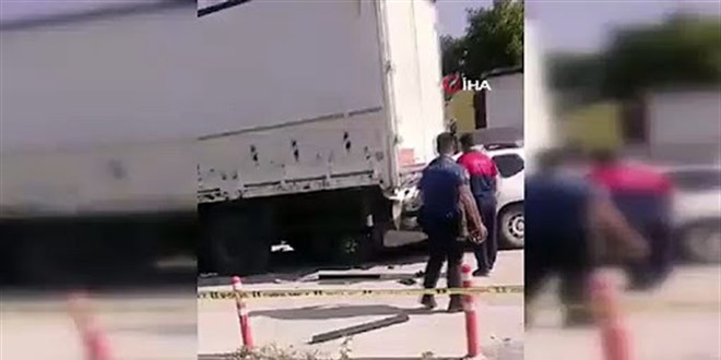 Tırın altında kağıt gibi ezilen araçtaki 2 kişi öldü! Sürücü kalp krizi geçirmiş