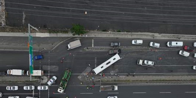 Arnavutköy'de karşı şeride geçen otobüs çok sayıda araca çarptı