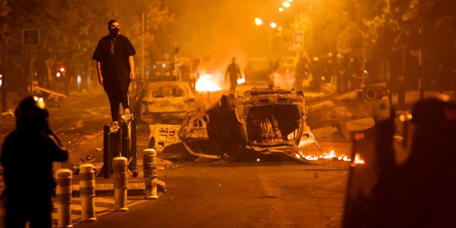 Fransa'daki olaylarda 1000 kişi gözaltına alındı