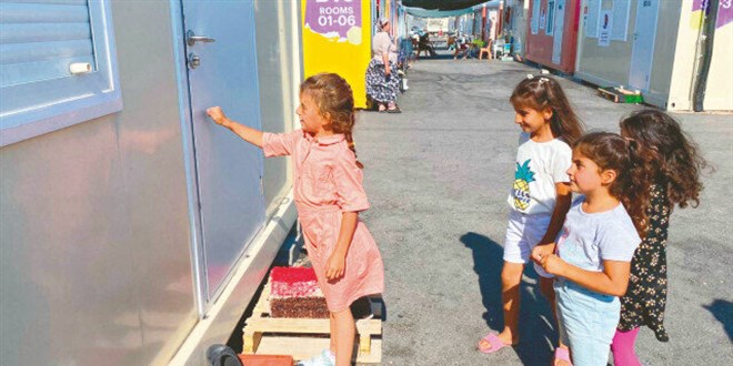 Konteynır kentte kapı kapı dolaşıp şeker topladılar