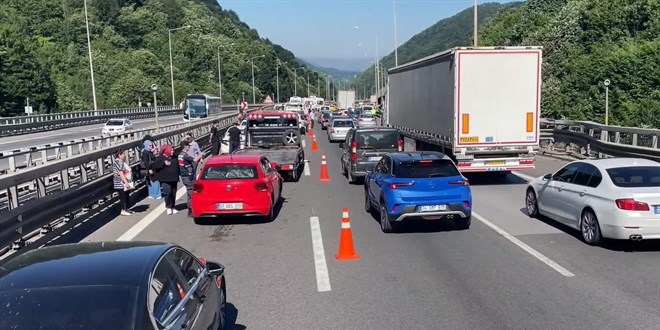 Anadolu Otoyolu'nda 18 araç birbirine girdi