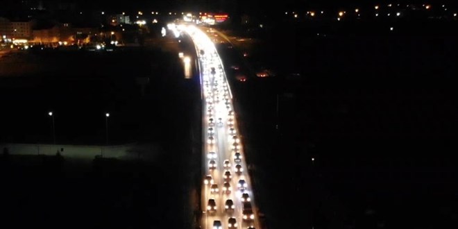 43 ilin geçiş güzergahında gece yarısı yoğunluk: Tatilcilerin dönüş yolcuğu sürüyor