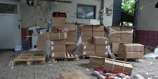 Dana hissesine girip salam almışlardı: İki kişi tutuklandı